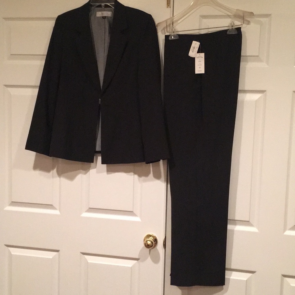 Tahari suit jacket & pants size 12 NWT